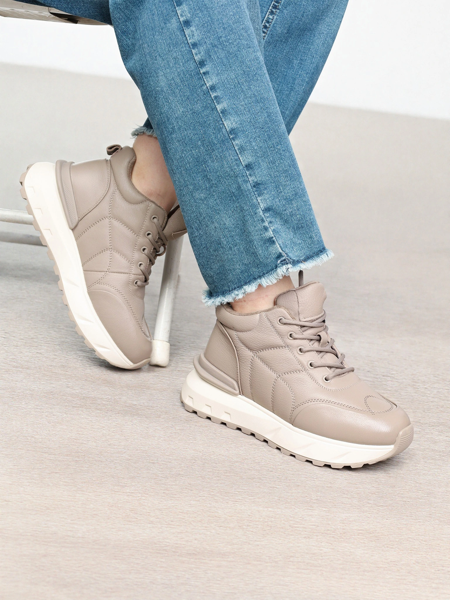 Кроссовки серого цвета на средней рельефной подошве